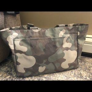 Thirty-One  Everyday Essentials Tote in EUC! Color is Soft Camo.